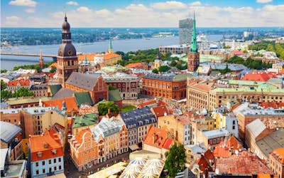 Visite a cena Art Nouveau de Riga em um aplicativo de jogo de exploração da cidade